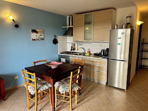 Réfrigérateur, four, plaque de cuisson, cafetière/bouilloire