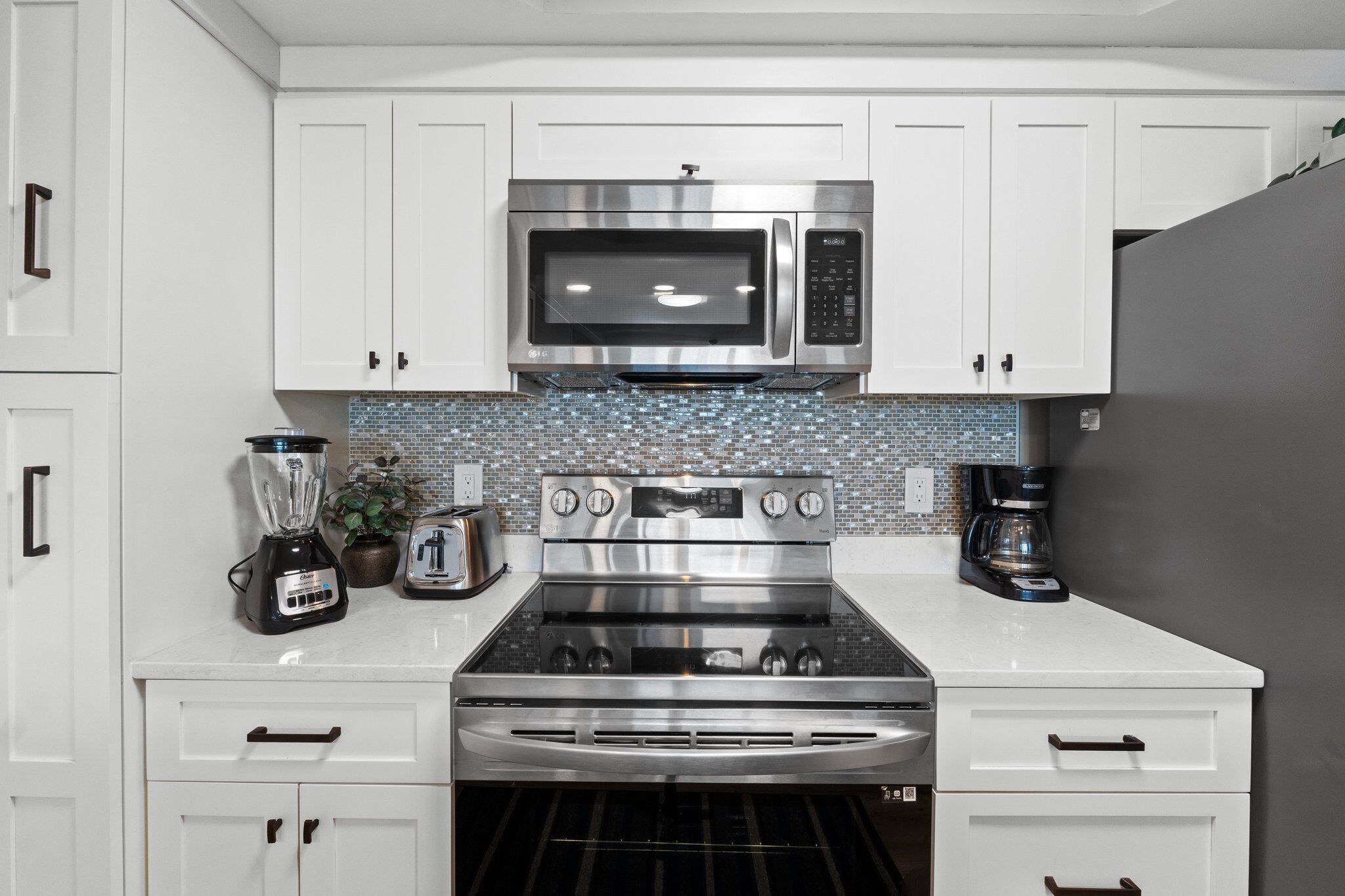 Kühlschrank, Mikrowelle, Ofen, Herdplatte