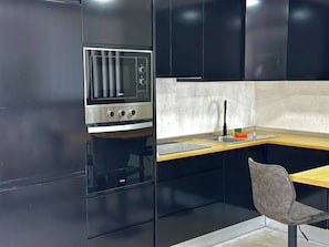 Frigorífic, microones, forn i placa de cuina