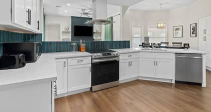 Modern 3 Bedroom Home with Pool