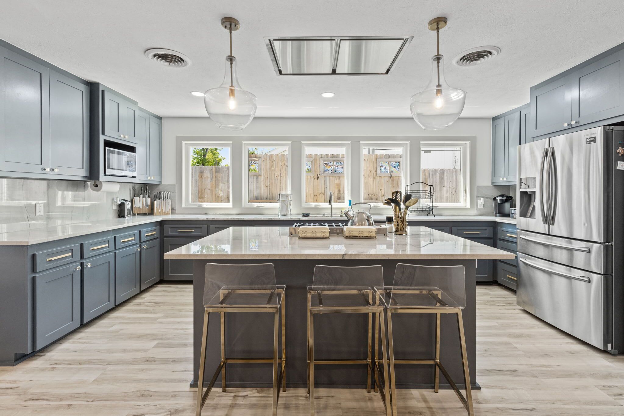 Frigorifero, microonde, forno, piano cottura