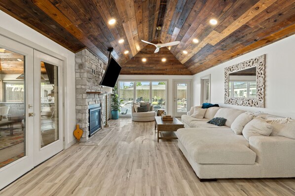 TV, fireplace, offices
