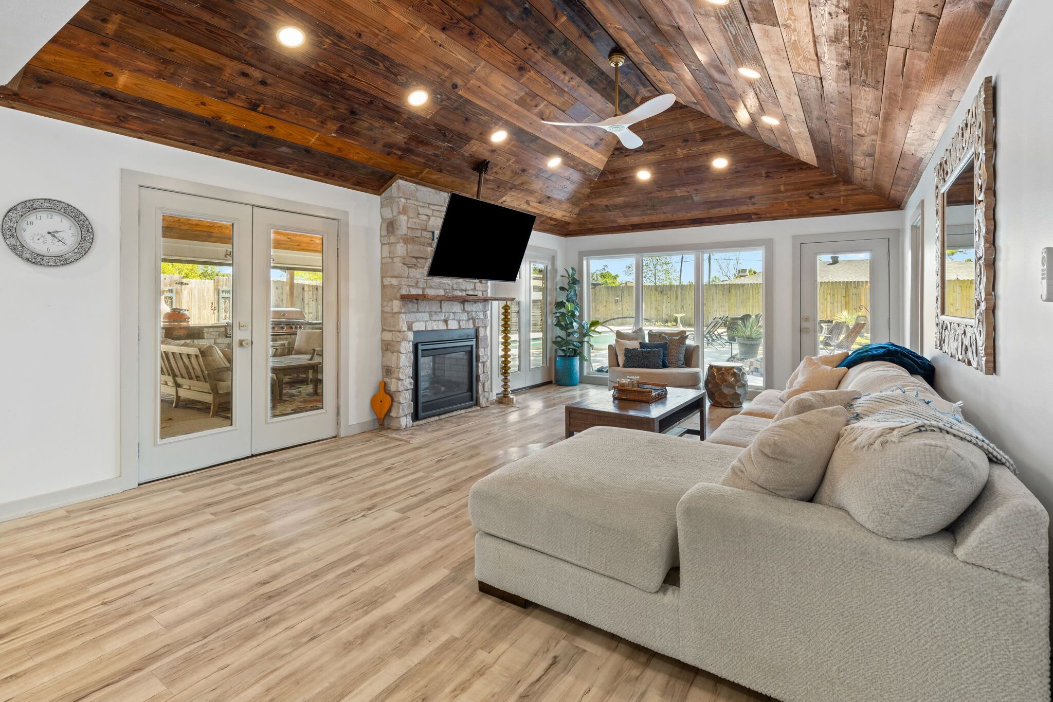 Televisie, een open haard en een kantoor