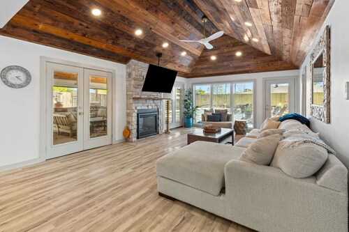 4 Bedroom Home with Pool