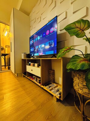 Interior - Cozy 1-bedroom apartment in pleasant Parañaque with AC (Parañaque)