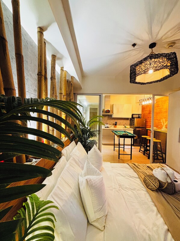 1 bedroom, bed sheets - Cozy 1-bedroom apartment in pleasant Parañaque with AC (Parañaque)