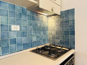 Réfrigérateur, plaque de cuisson, cafetière/bouilloire, grille-pain