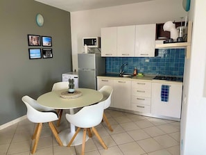 Réfrigérateur, micro-ondes, plaque de cuisson, cafetière/bouilloire