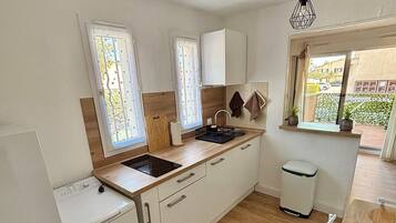 Réfrigérateur, micro-ondes, four, plaque de cuisson