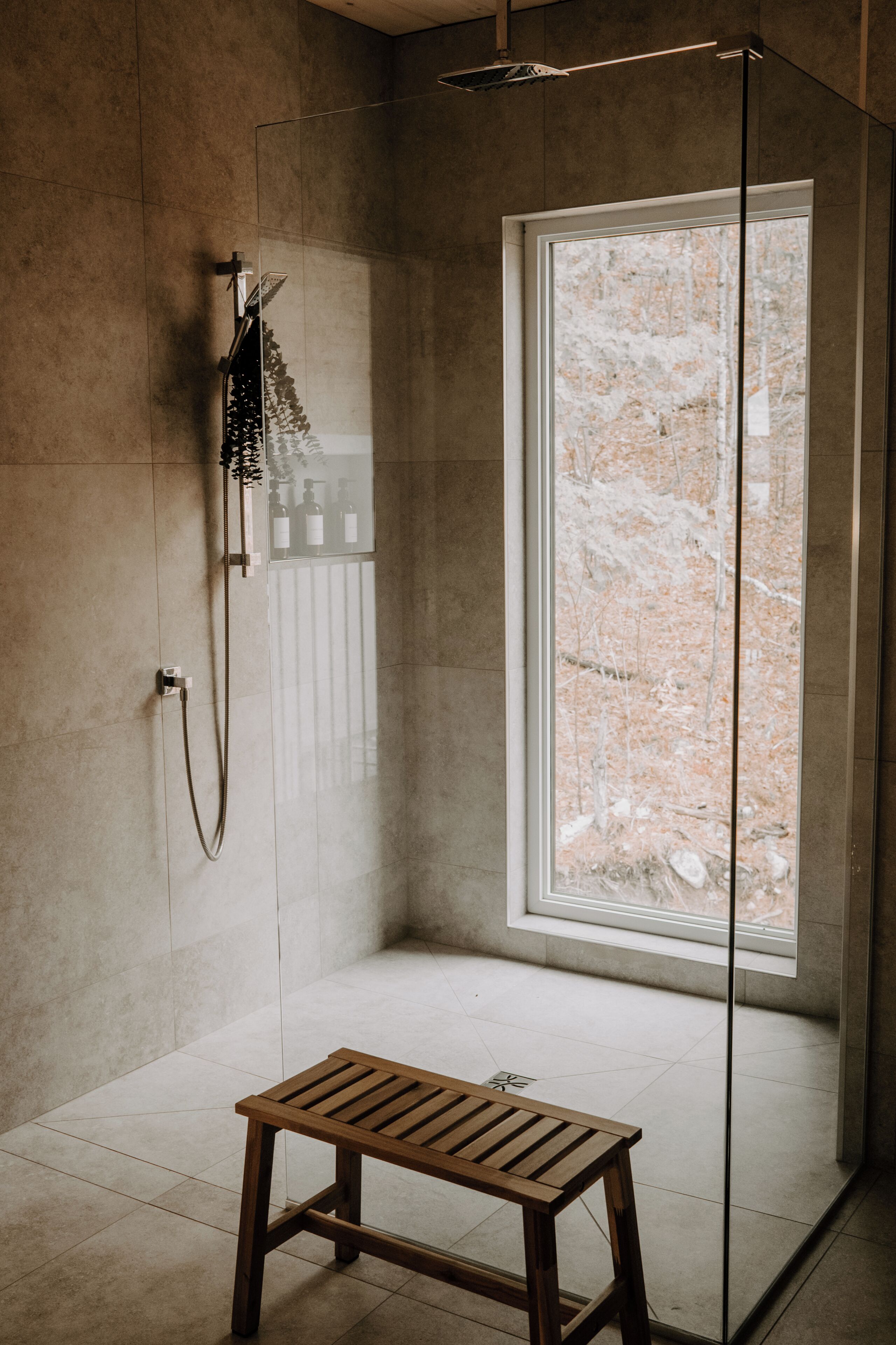 Douche, séchoir à cheveux, serviettes fournies, savon