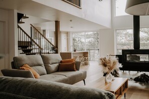 Älytelevisio, takka, kirjoja