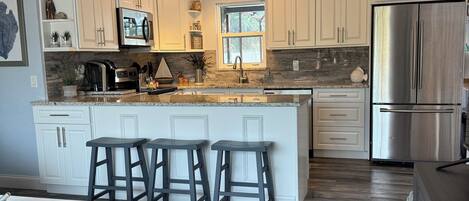 Kylskåp, mikrovågsugn, ugn och spishäll