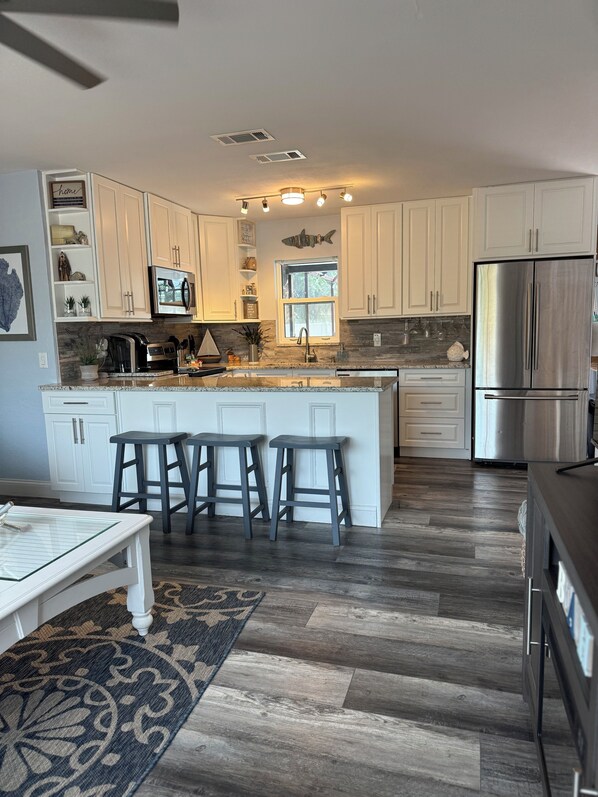 Kühlschrank, Mikrowelle, Ofen, Herdplatte