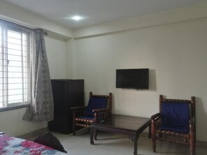 Dobbeltrom – deluxe, byutsikt | Skrivebord og wi-fi (inkludert)