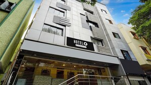 A modern hotel building with a sign reading "HOTELO".