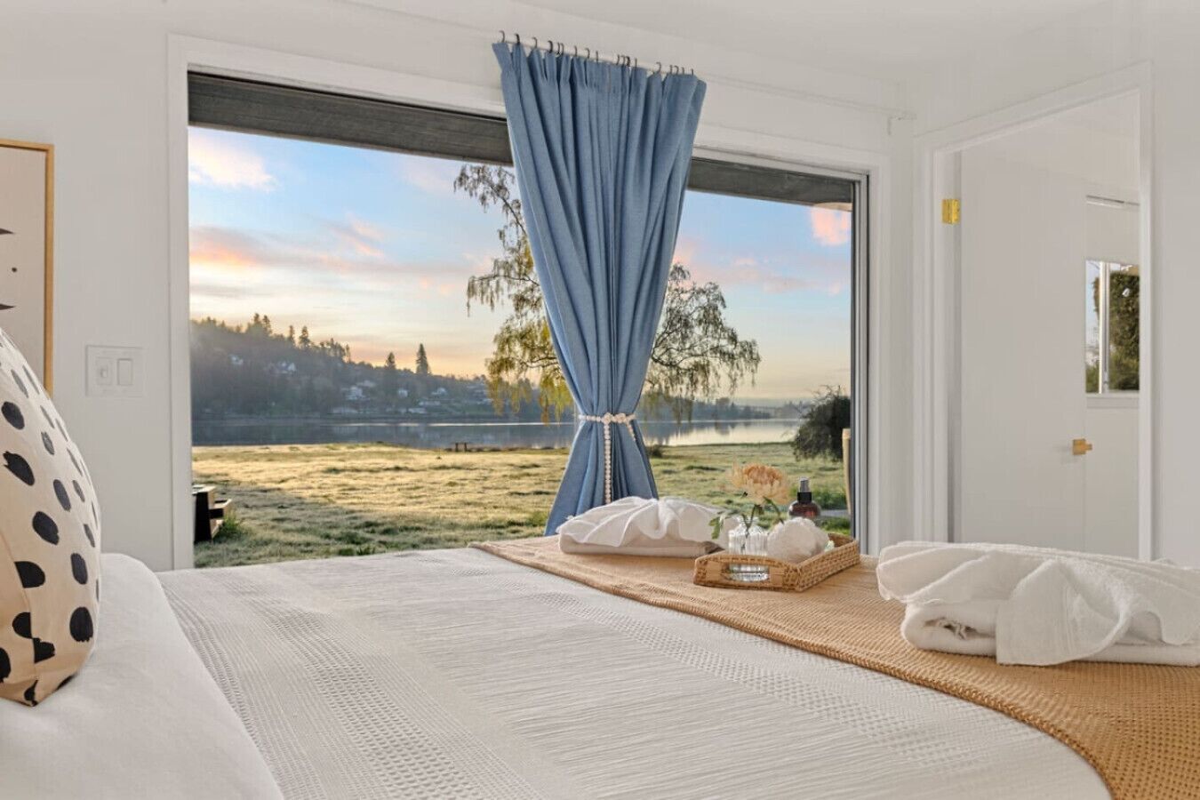 Iron/ironing board, travel crib, WiFi, bed sheets