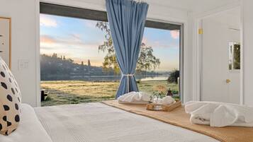 Iron/ironing board, travel crib, WiFi, bed sheets
