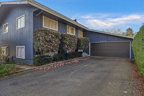 Exterior - 3B2B Lower Unit Amazing Oceanfront & Rainier Views (Bremerton)