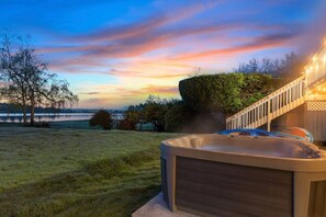 Outdoor spa tub - 3B2B Lower Unit Amazing Oceanfront & Rainier Views (Bremerton)