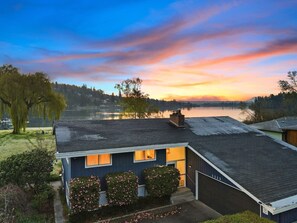 Exterior - 3B2B Lower Unit Amazing Oceanfront & Rainier Views (Bremerton)