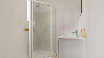 Een douche, een haardroger, handdoeken