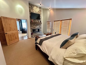 4 bedrooms, iron/ironing board, free WiFi, bed sheets - Bulldogger Basin Lodge a ski in and out property in Moonlight (Big Sky)