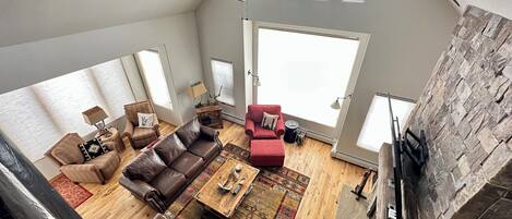 TV connectée, cheminée, livres