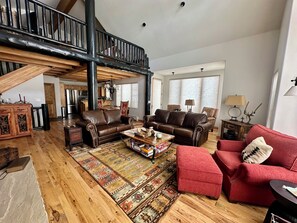 Smart TV, fireplace, books - Bulldogger Basin Lodge a ski in and out property in Moonlight (Big Sky)
