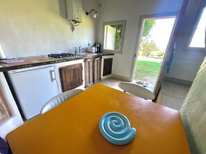 Kjøleskap, mikrobølgeovn, kokeplater og kaffetrakter/tekoker