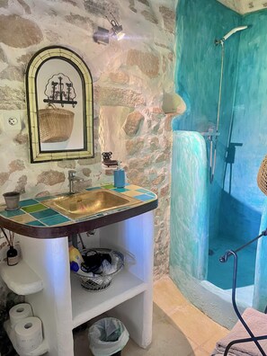 淋浴设施、吹风机、毛巾、肥皂