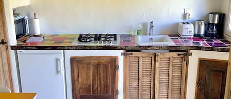 Réfrigérateur, micro-ondes, plaque de cuisson, cafetiÚre/bouilloire