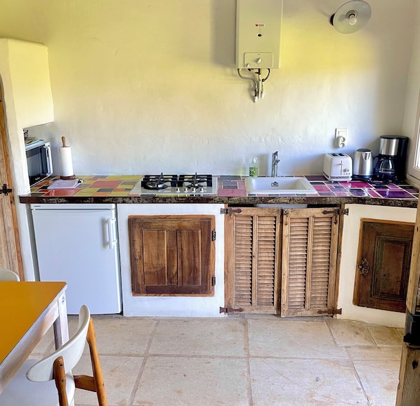 Kühlschrank, Mikrowelle, Herdplatte, Wasserkocher mit Kaffee-/Teezubehör