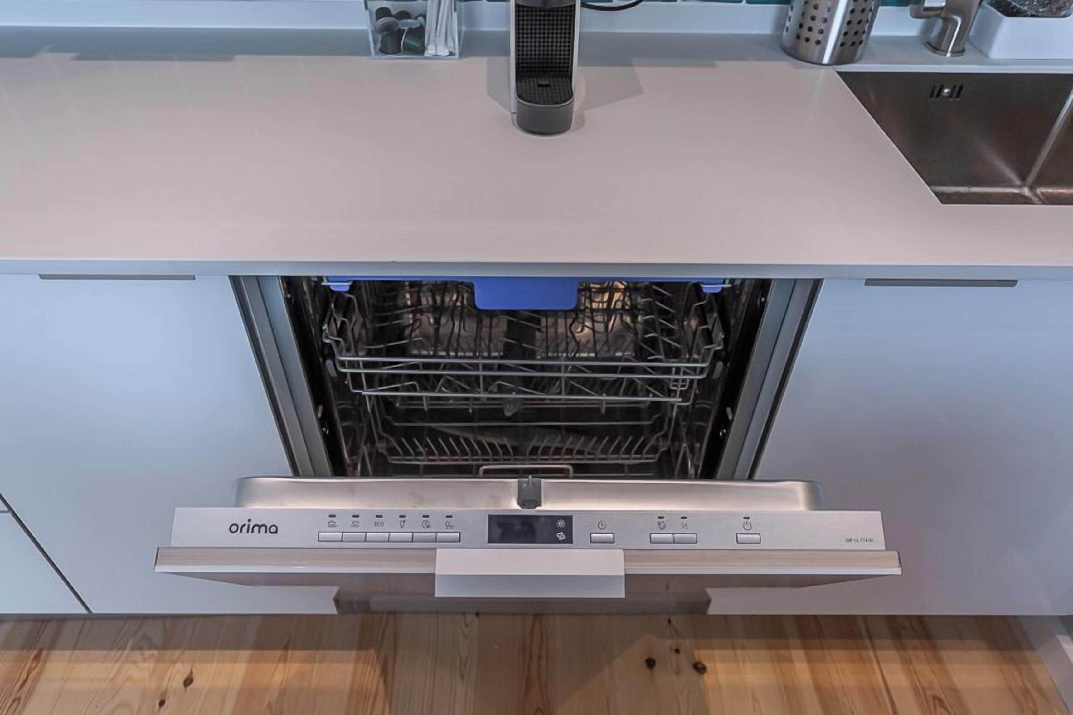 Comfort Apartment, City View | Private kitchen | Mini-fridge, microwave, stovetop, dishwasher