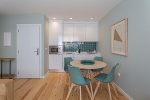 Comfort Apartment, City View | Private kitchen | Mini-fridge, microwave, stovetop, dishwasher - Ajuda Luxury APP (Lisbon)