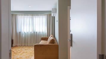 Comfort-Apartment, Stadtblick | Wohnbereich | Flachbildfernseher