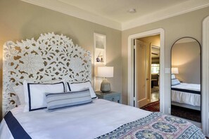 4 bedrooms, desk, iron/ironing board, travel cot - Stylish Napa Home with Private Yard & Fire Pit (Napa)