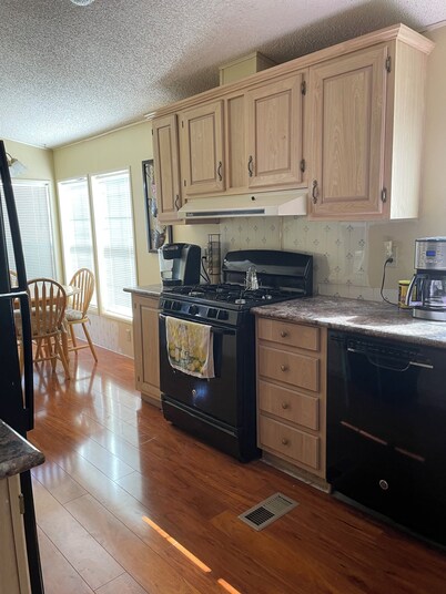 3-bedroom mobile home in lovely Parker with WiFi, AC