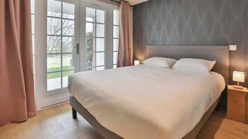 2 bedrooms, desk, iron/ironing board, WiFi