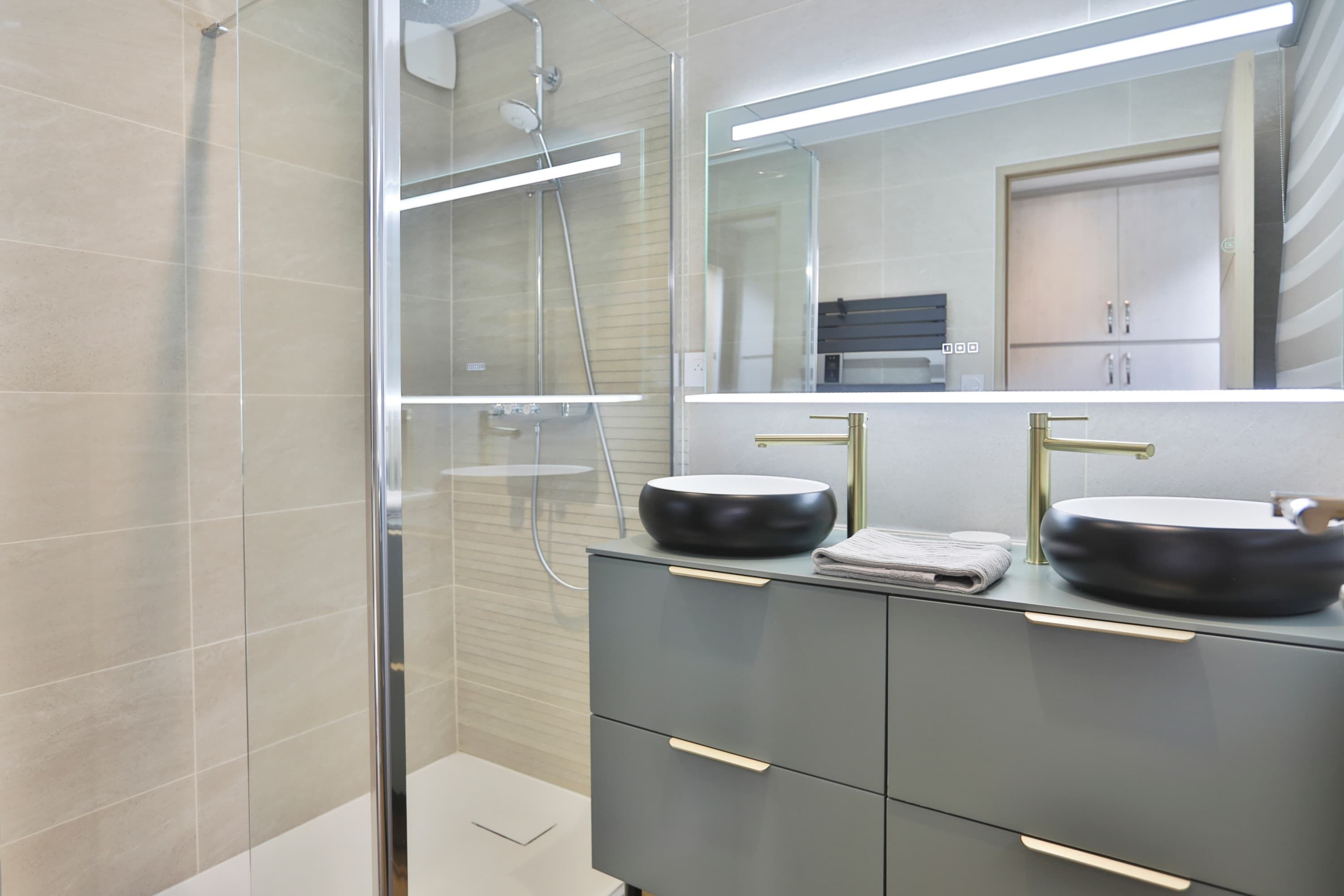 Shower, hair dryer, towels