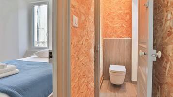 Douche, sèche-cheveux, serviettes fournies