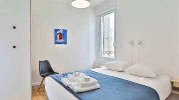 4 bedrooms, iron/ironing board, WiFi, bed sheets