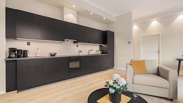 Frigorifero con congelatore, forno, piano cottura, lavastoviglie