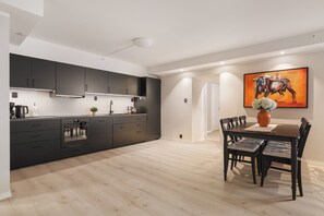Apartament, vistes al jardí | Cuina privada | Frigorífic gran, forn, placa de cuina i rentaplats 