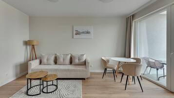 Apartamento conforto, sacada, vista para a cidade | 1 quarto, ferros/tábuas de passar roupa, Wi-Fi de cortesia