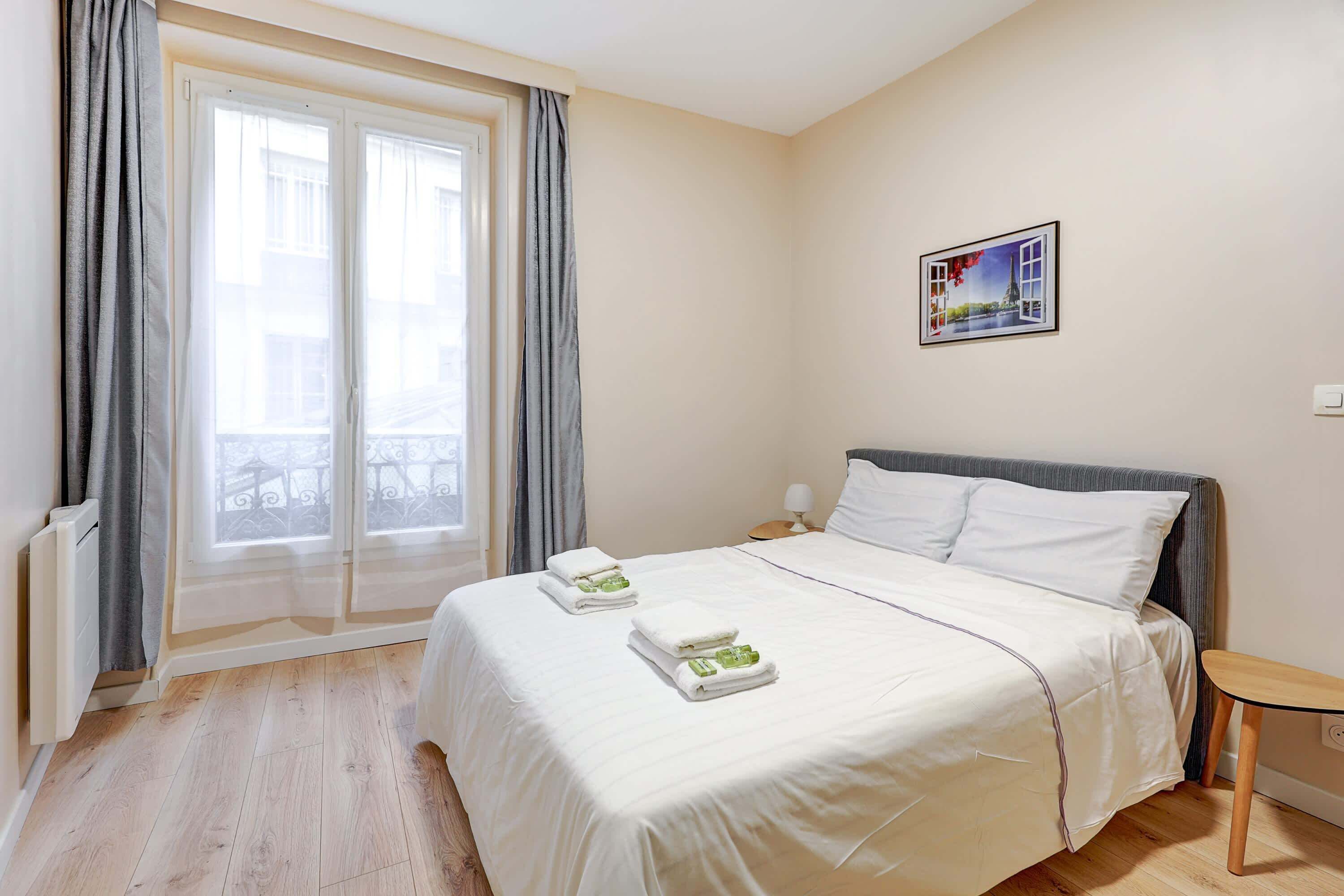 2 habitaciones, tabla de planchar con plancha, cuna de viaje y wifi 