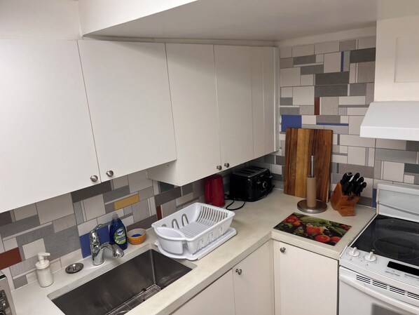 Een koelkast, een microgolfoven, een kookplaat