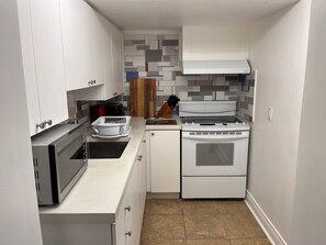 Kühlschrank, Mikrowelle, Herdplatte, Wasserkocher mit Kaffee-/Teezubehör