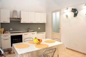 Fridge, oven, stovetop, coffee/tea maker