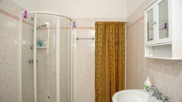 Dusche, Haartrockner, Bidet, Handtücher