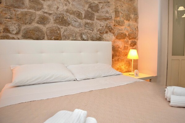 1 bedroom, bed sheets